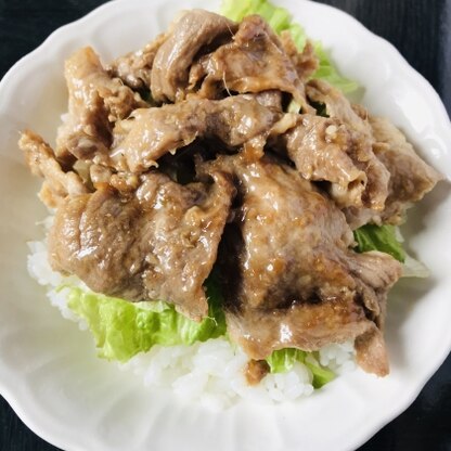 お肉の下にレタスを敷いて作ってみました。
濃い味のタレが豚肉とご飯に良く合って美味しかったです。